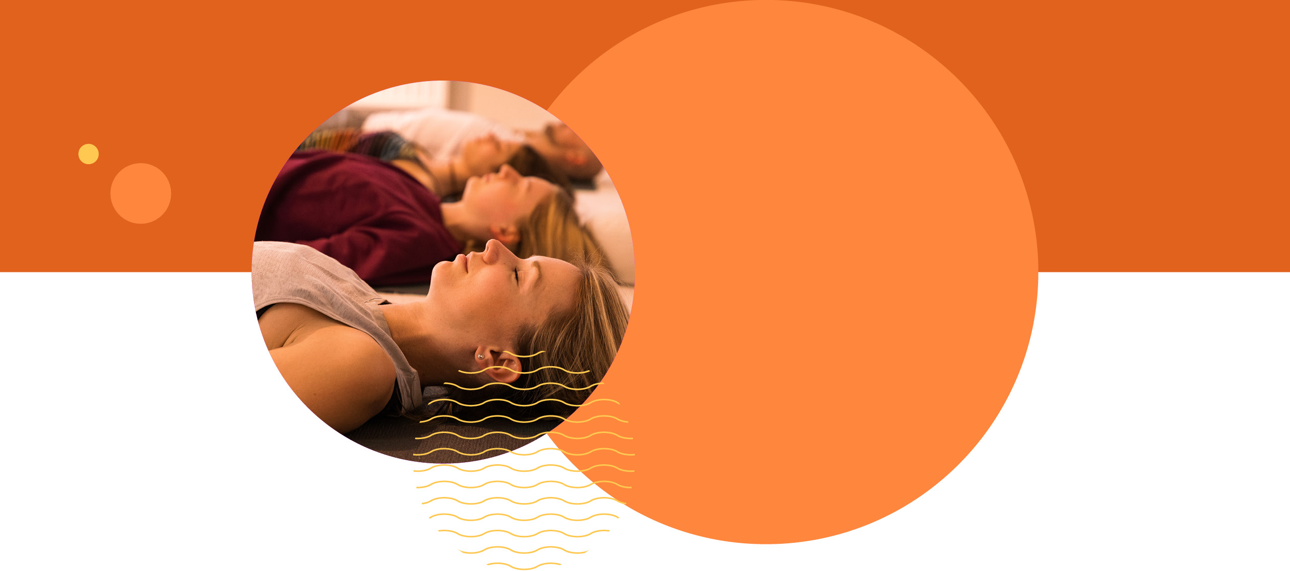Gestaltungselement in Orange mit Bild: vier Personen liegen auf Boden und sind entspannt | Yoga Vidya Bayreuth