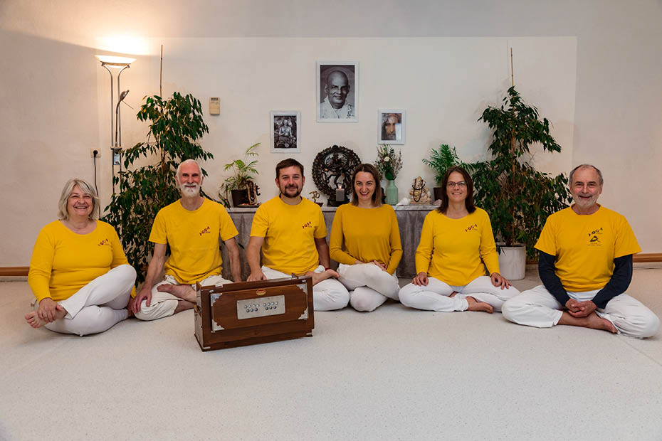 Gruppenbild: sechs Personen sitzen nebeneinander auf dem Boden in Yogaposen | Über uns | Yoga Vidya Bayreuth