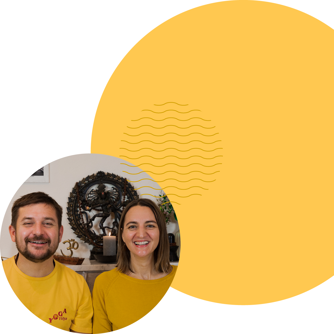 Gelbes Gestaltungselement: Alex Spitzl und Silvia Gäck lachen in die Kamera | Über uns | Yoga Vidya Bayreuth